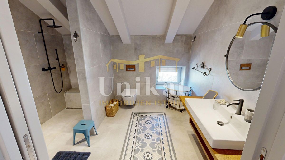 Splendida tenuta con due case in pietra e piscina